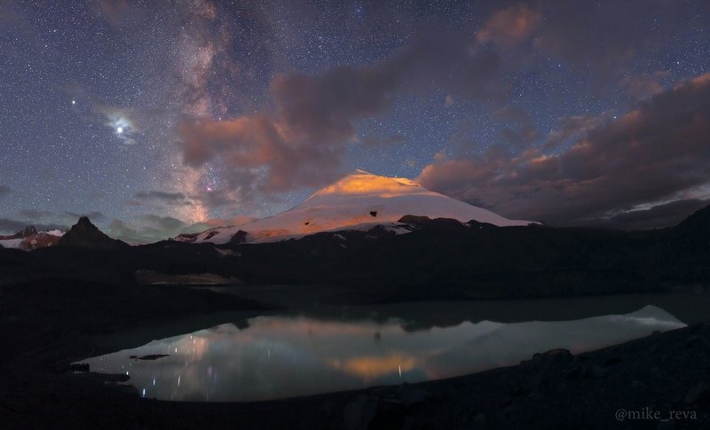 Эльбрус в свете восходящей Луны фото превью