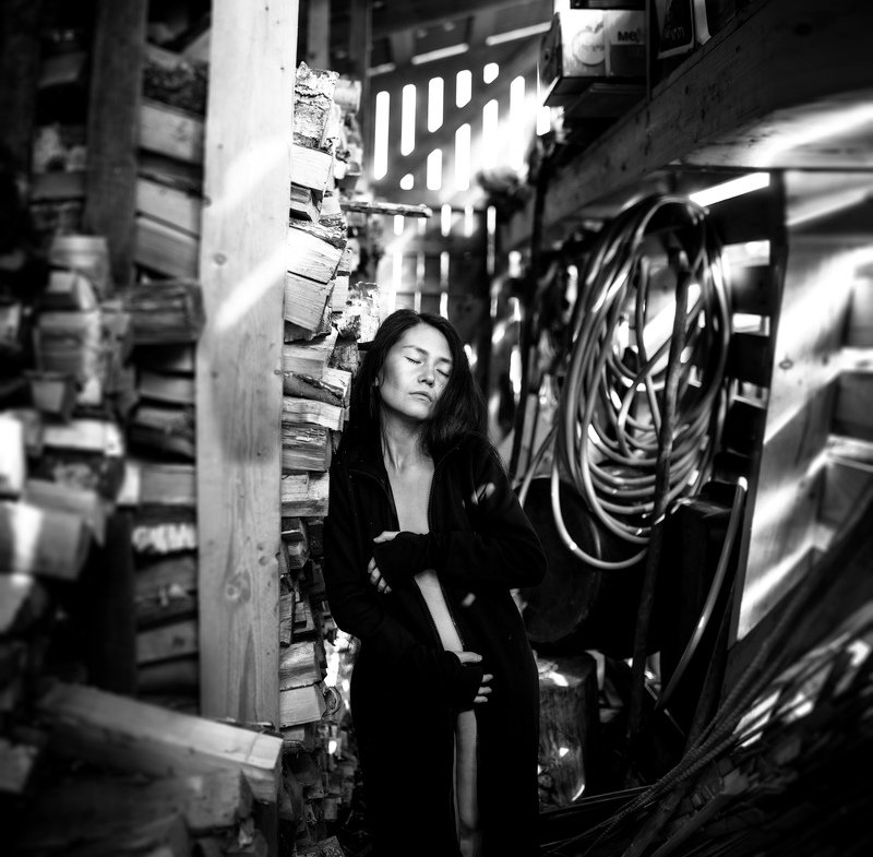 История продолжается - Ира пошла по дрова. фото превью