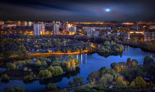 Живописная вечерняя городская панорама
