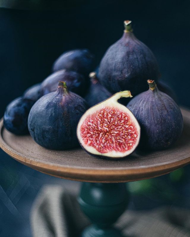 натюрморт, инжир, темный ключ, фиолетовый  фото превью