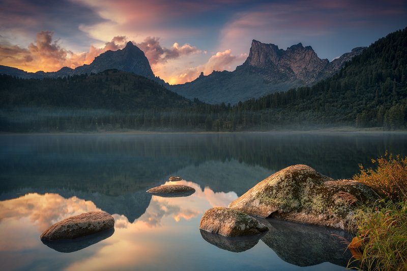 пейзаж, природа, красивая, горы, скалы, пики, камни, озеро, вода, вечер, берег, ергаки, светлое, красноярский край, облака, отражения Вечерние пейзажи озера Светлого фото превью