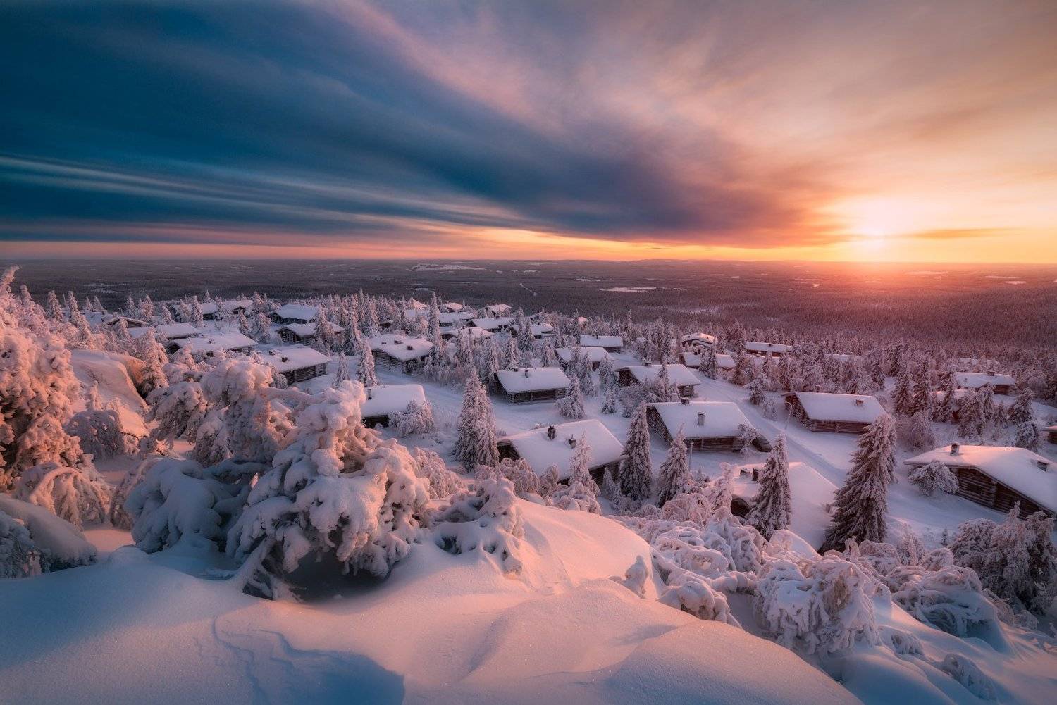 зима, снег, закат, лапландия, солнце, избушки, облака, Cтанислав Малых