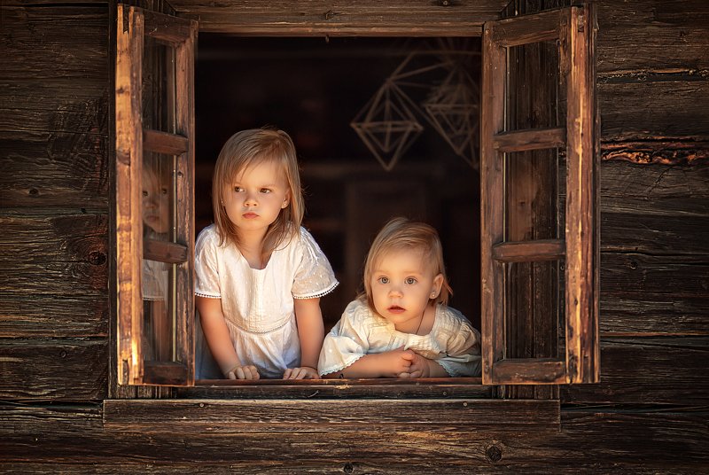 дети девочка ребенок лето окно деревня эмоции взгляд лето тепло Взгляд из окна фото превью