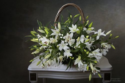 С корзиной белых лилий