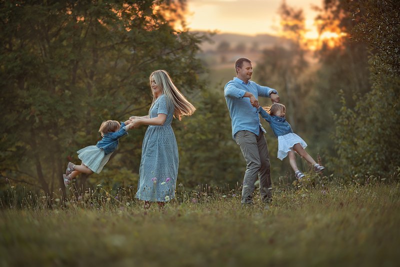 Счастье, семья, дети, девочки, радость, закат, свет, детство На закате  фото превью