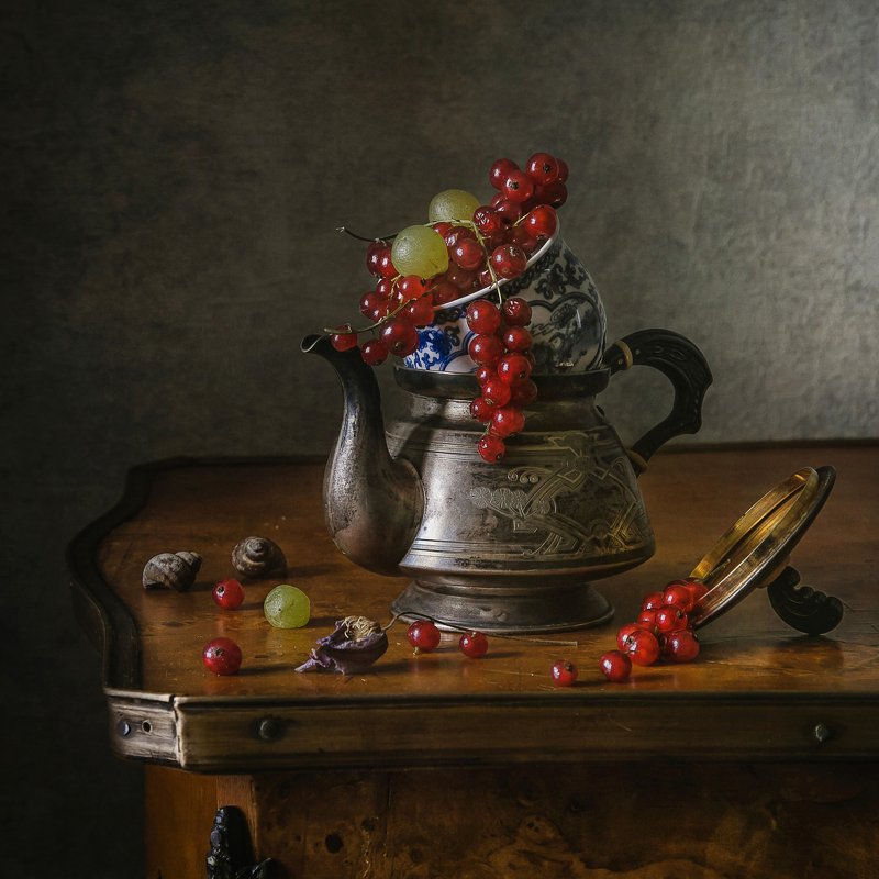 натюрморт, фарфор, ягода, смородина, виноград, ракушки Про красную смородину фото превью