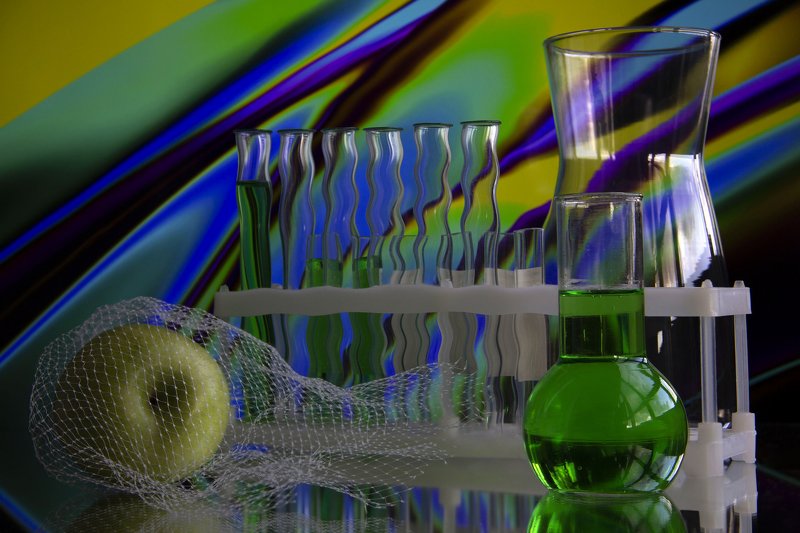 натюрморт, колбы, ваза, сетка, яблоко, зеленый, зеленый напиток, тархун, отражение  Яблоко  фото превью