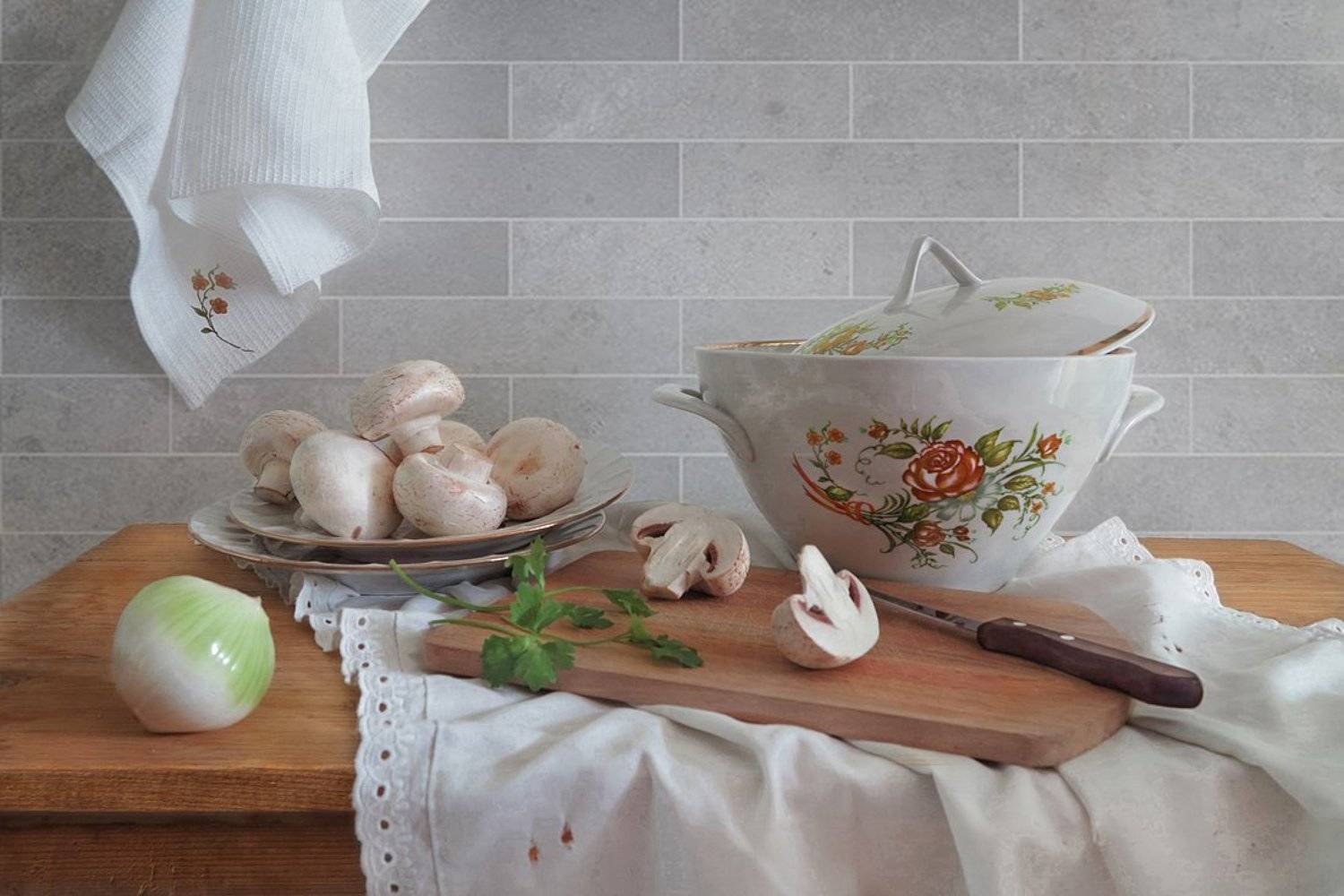 натюрморт,грибы,луковица,доска,тарелки,супница,нож, Алла Шевченко
