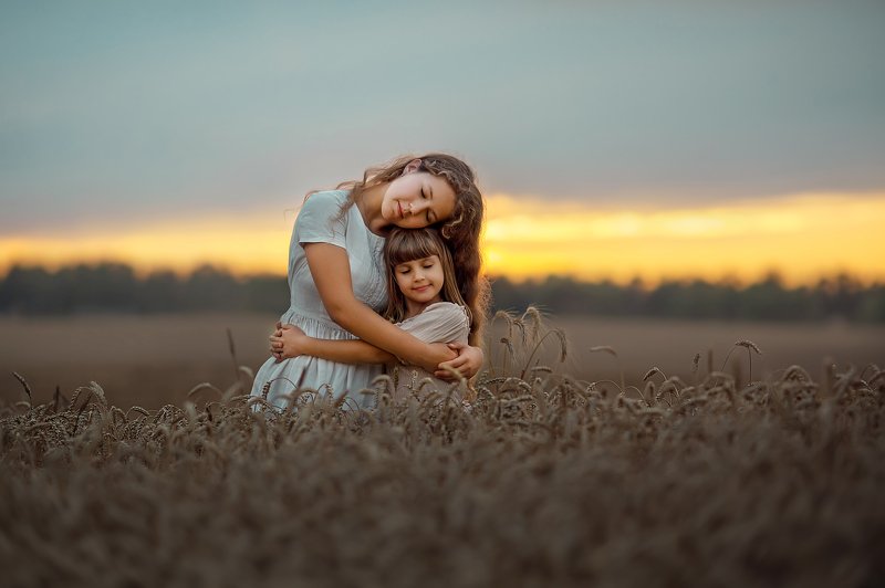 Девочки, сестры, дети, поле, закат, пшеница, солнце, красота, лето, нежность В поле фото превью