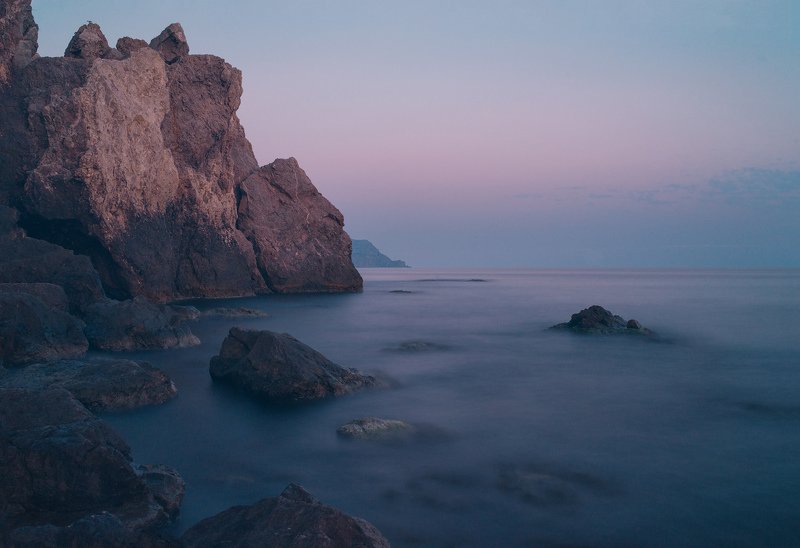 Море и камни фото превью