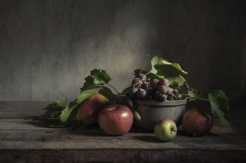 С виноградом и яблоками фото превью