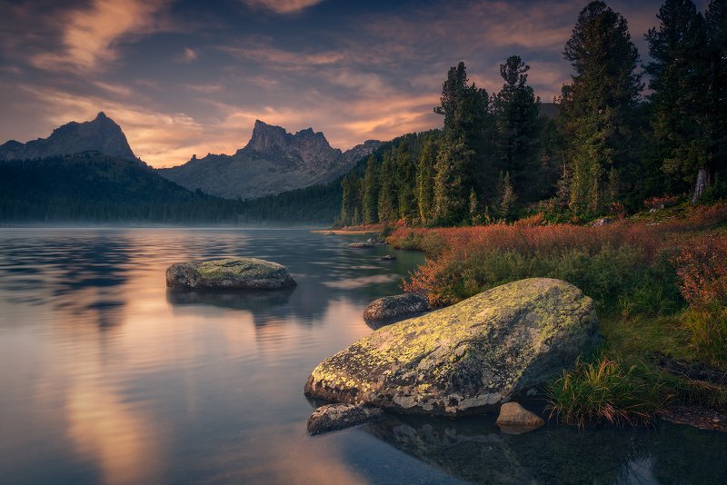 пейзаж, природа, красивая, горы, скалы, пики, камни, озеро, вода, вечер, берег, ергаки, светлое, красноярский край, облака, отражения Вечерние пейзажи озера Светлого фото превью