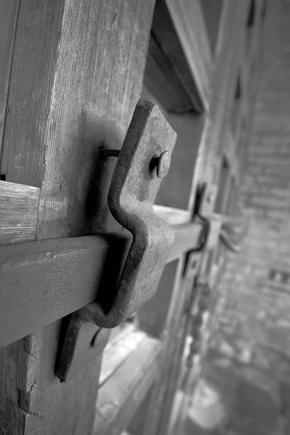 засов, кованный, ворота, решетка, крепость, средневековье, гвоздь, долбить в дверь, выламывать, расшатывать, Дмитрий Ткаченко