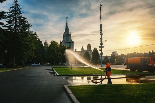 Полив газонов возле МГУ