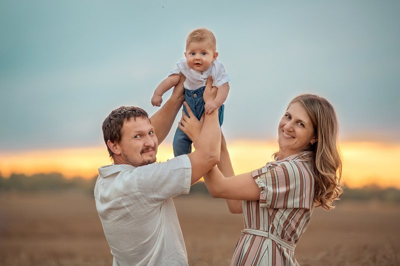 Счастье, семья, малыш, мальчик, закат, солнце, радость, любовь Счастье фото превью