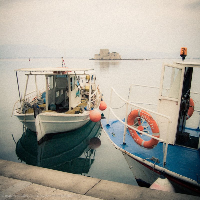 Europe, Greece, Nafplion, boat, craft, cutter, fort, nature, sea, ship, transport, water, winter, Анапли, Греция, Европа, Нафплио, Нафплион, вода, зима, катер, лодка, море, природа, причал, судно, транспорт, форт, pier У причала. / At the pier. фото превью