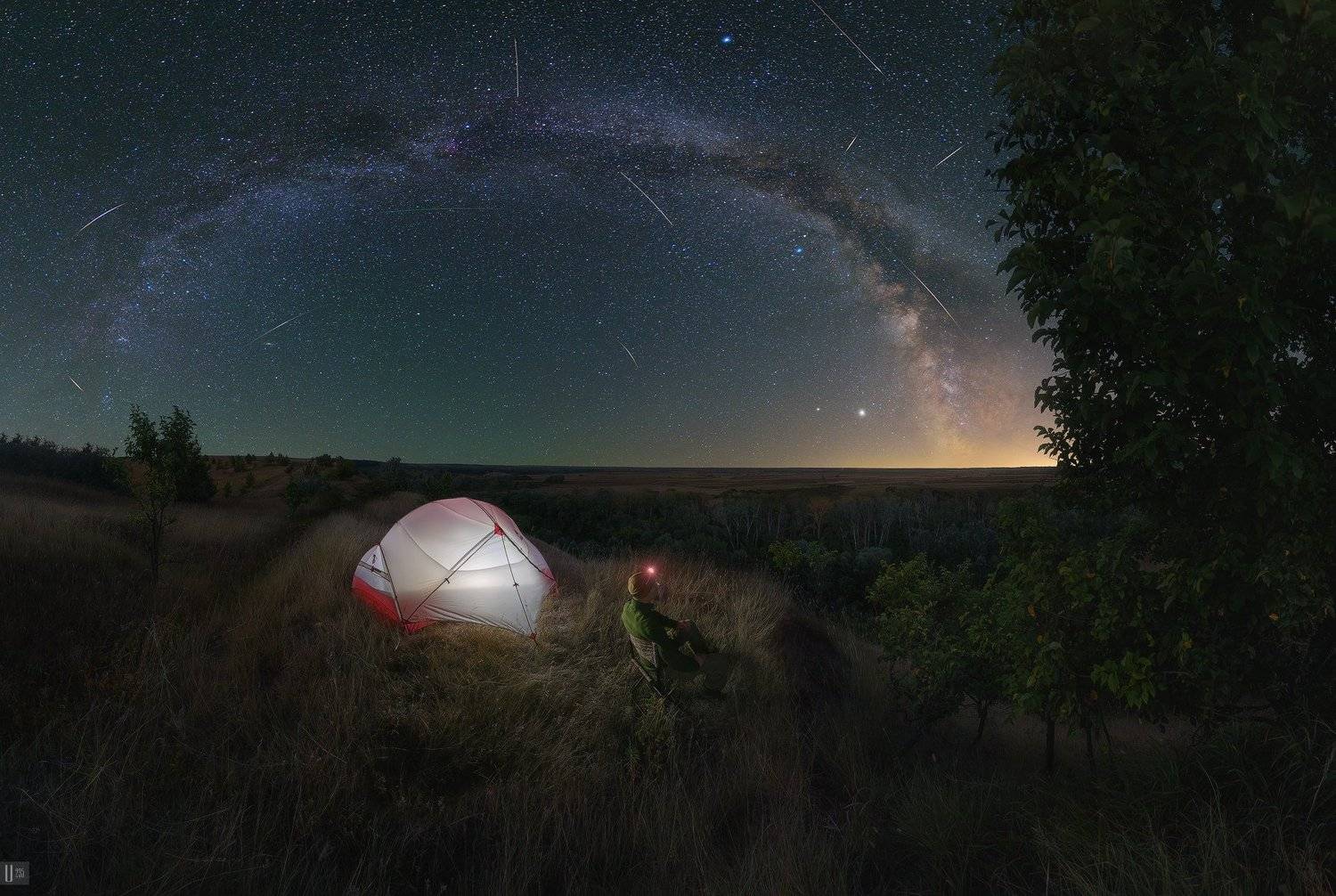 uranus235, nightphotoua, холм, звезды, млечный путь, небо, метеоры, персеиды, созвездия, юпитер, сатурн, альтаир, вега, денеб, палатка, стул, человек, мужчина, свет, поле, речка, трава, кусты, деревья, U-235