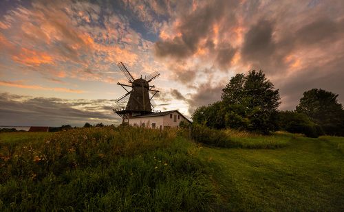 Огненный закат в датской деревне.