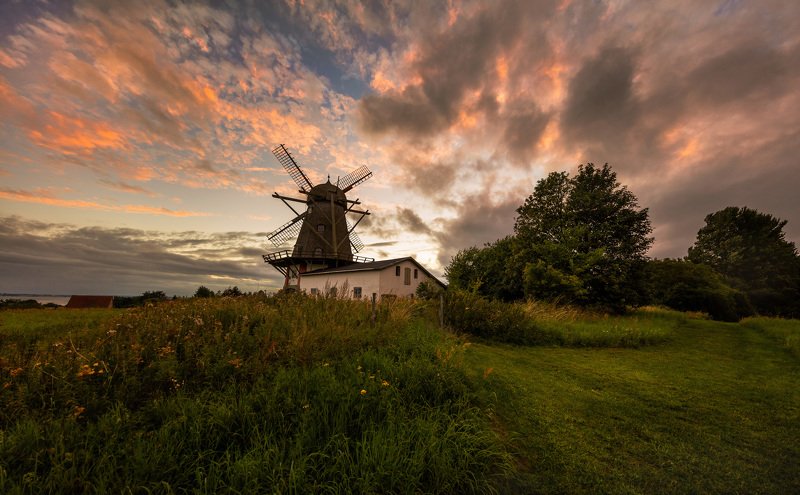 Огненный закат в датской деревне. фото превью